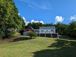 Exterior - Walk to the beach! Ocean view with large private pool & deck (Gros Islet)