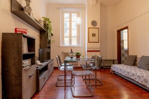 TV - Apartment 'All' Ombra Della Torre Guinigi' with Wi-Fi and Air Conditioning (Lucca)