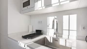 Jääkaappi, mikroaaltouuni, uuni, liesi