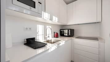 Refrigerador, microondas, horno, placa de cocina