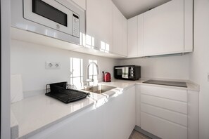 冷蔵庫、電子レンジ、オーブン、コンロ