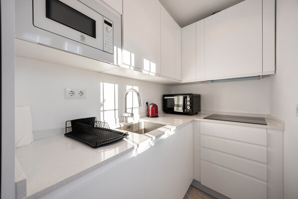 Kühlschrank, Mikrowelle, Ofen, Herdplatte