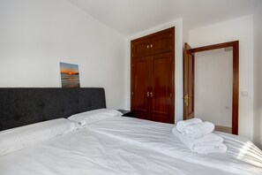 2 室のベッドルーム、アイロン / アイロン台、WiFi (無料)、ベッドシーツ