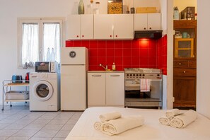 Frigorifero, microonde, forno, piano cottura