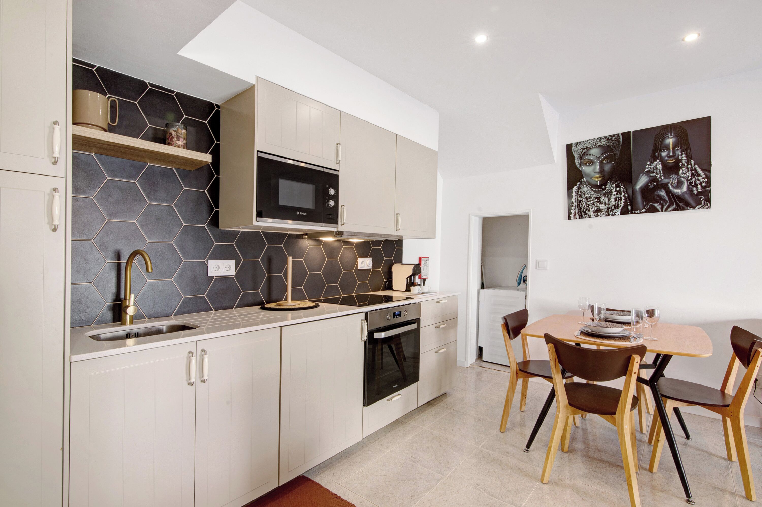 Refrigerador, microondas, horno y cafetera y tetera 