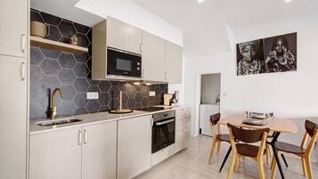 Réfrigérateur, micro-ondes, four, cafetière/bouilloire