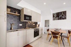 Jääkaappi, mikroaaltouuni, uuni, kahvin-/teenkeitin