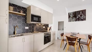 Fridge, microwave, oven, coffee/tea maker