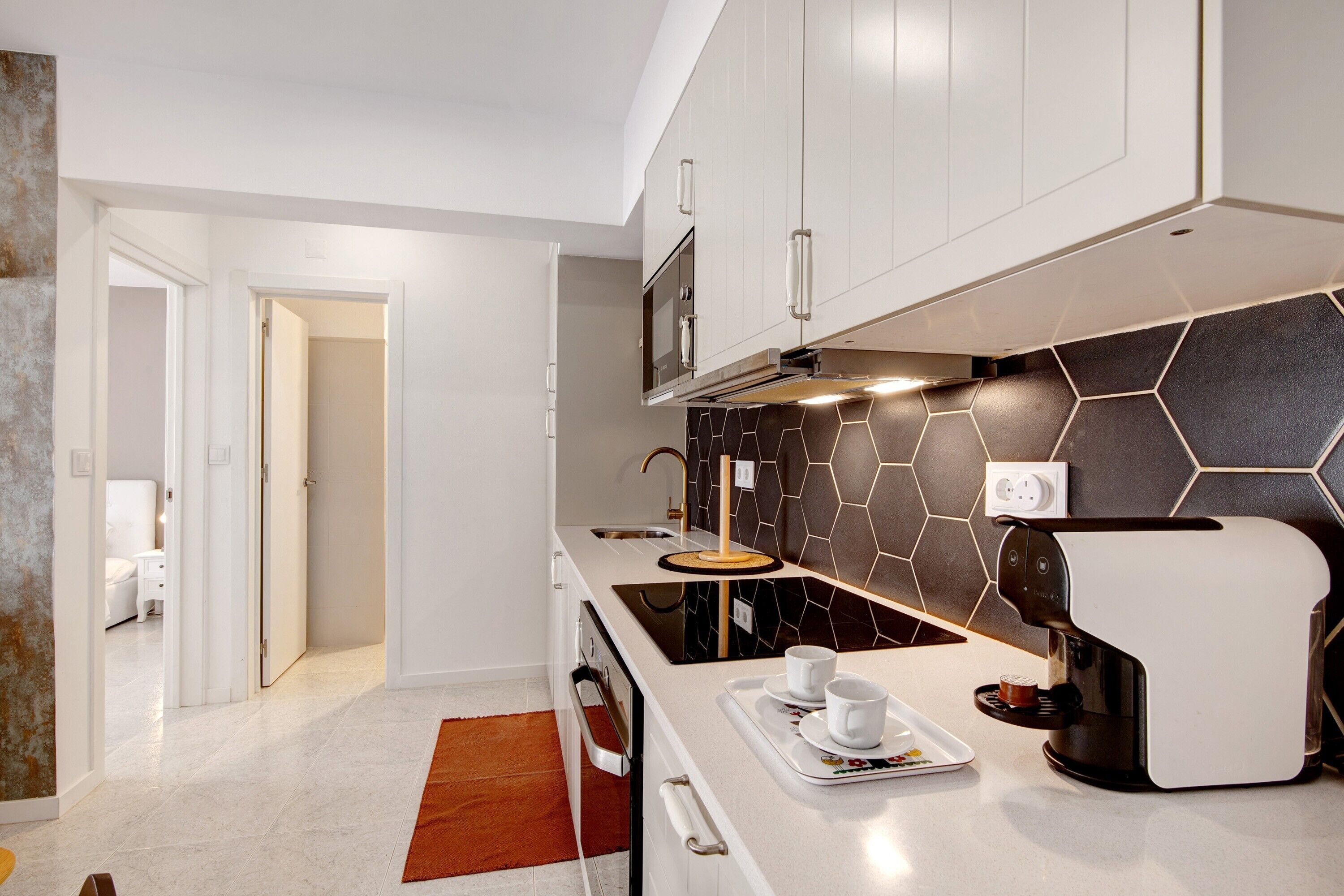 Refrigerador, microondas, horno y cafetera y tetera 