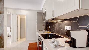 Refrigerador, microondas, horno y cafetera y tetera