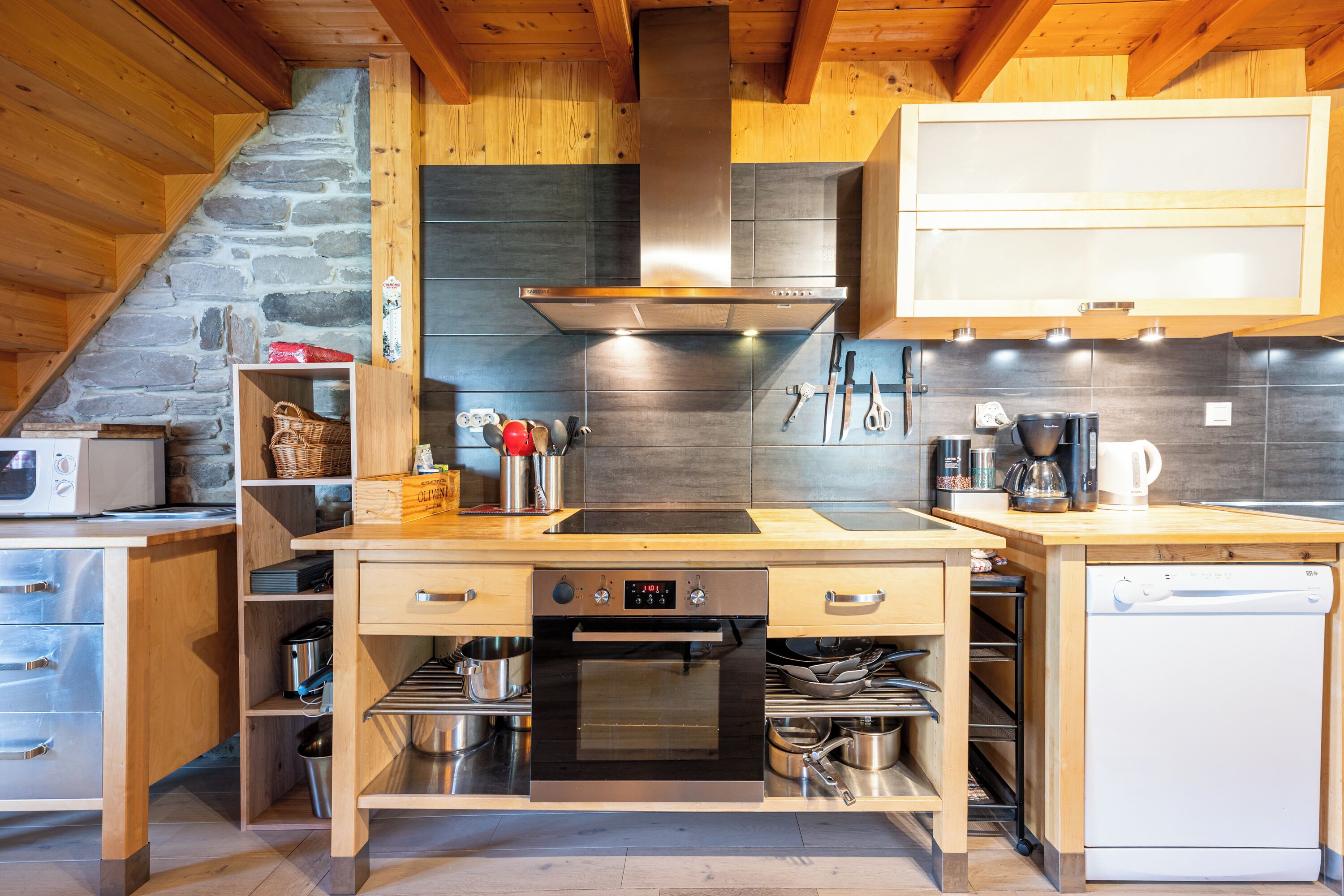 冷蔵庫、電子レンジ、オーブン、コンロ