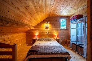 5 bedrooms, iron/ironing board, free WiFi, bed sheets