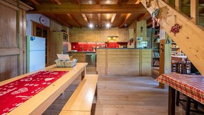 A wooden interior with a kitchen, dining area, and a staircase. - Apartment "Le Chamois" with Shared Terrace, Balcony, and Wi-Fi (Flumet)