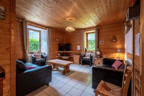 TV - Apartment "Les Marmottes" with Shared Terrace, Private Garden and Wi-Fi (Flumet)