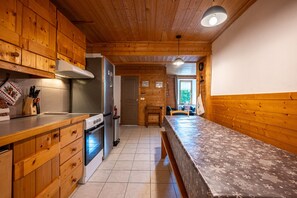 Fridge, microwave, oven, stovetop - Apartment "Les Marmottes" with Shared Terrace, Private Garden and Wi-Fi (Flumet)