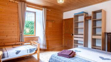 3 bedrooms, iron/ironing board, free WiFi, bed sheets