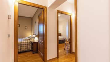 4 habitaciones, tabla de planchar con plancha y wifi gratis