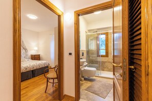 Dutxa, assecador de cabells i tovalloles 