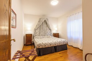 4 dormitoris, planxa i posts de planxar, wifi gratuïta i roba de llit 