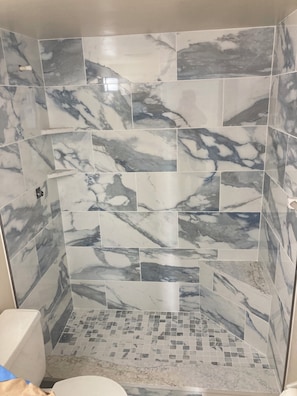 Haartrockner, Handtücher, Toilettenpapier