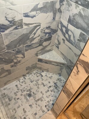 Haartrockner, Handtücher, Toilettenpapier
