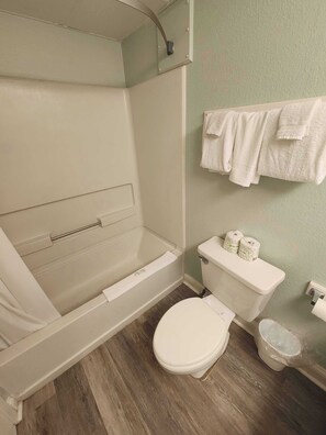Dusche, Haartrockner, Handtücher, Shampoo