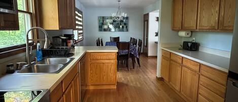 Mikrovågsugn, spishäll och diskmaskin