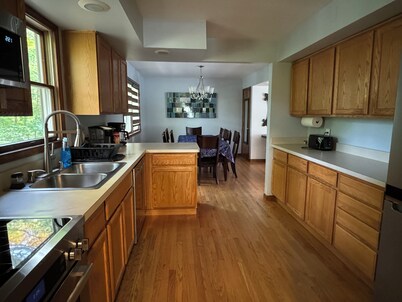 Spacious 5-bedroom home in beautiful Ann Arbor Waterhill Neighbourhood