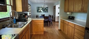 Spacious 5-bedroom home in beautiful Ann Arbor Waterhill Neighbourhood