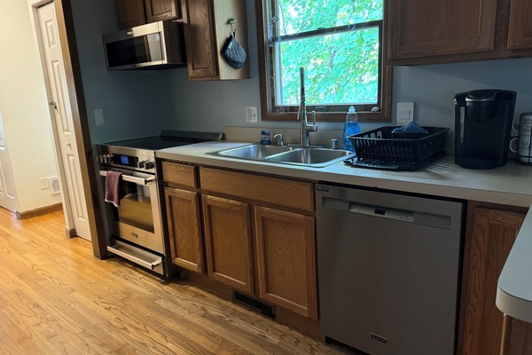 Mikrovågsugn, spishäll och diskmaskin