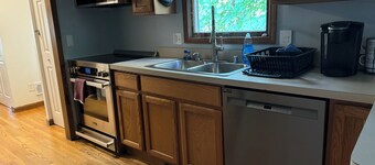 Spacious 5-bedroom home in beautiful Ann Arbor Waterhill Neighbourhood