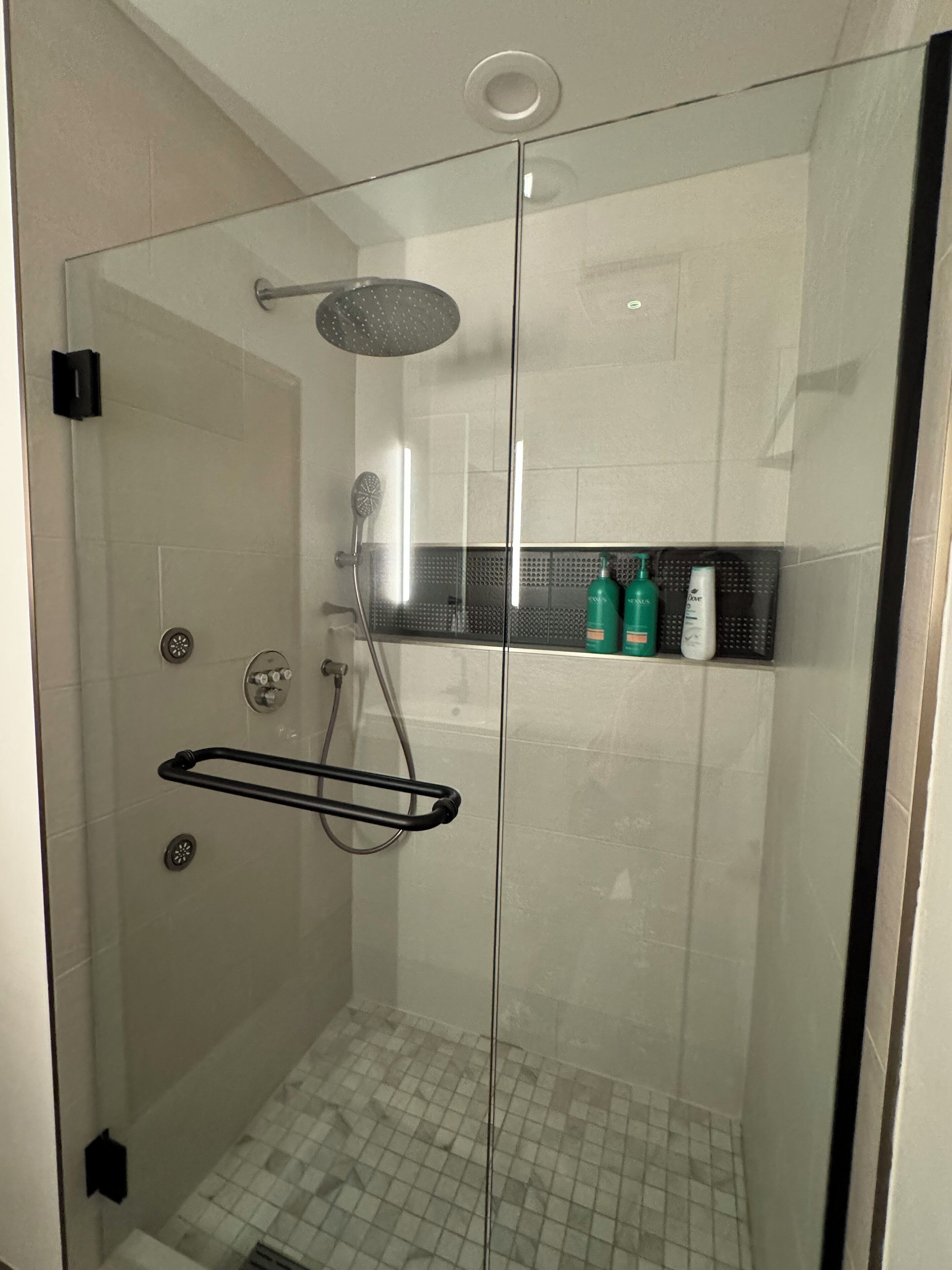 Shower, jetted bath, hair dryer, towels