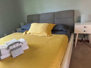 5 bedrooms, desk, iron/ironing board, travel crib