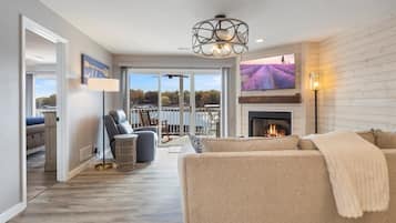 Smart TV, chimenea, libros
