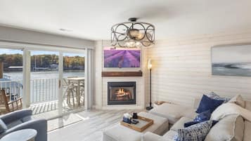 Smart TV, chimenea y libros