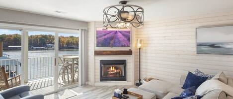 Smart TV, lareira, livros