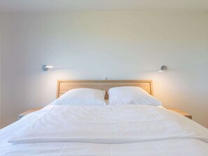 2 bedrooms, iron/ironing board, free WiFi