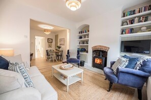TV, fireplace - Millicent Cottage, Aldeburgh (Aldeburgh)