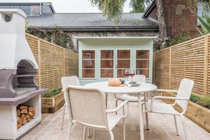 Outdoor dining - Millicent Cottage, Aldeburgh (Aldeburgh)