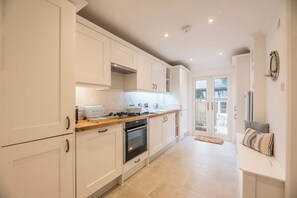 Kylskåp, mikrovågsugn, ugn och diskmaskin