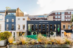 Exterior - Airy S Kensington 2BR w/ Doorman & Balcony, nr Museums, by Blueground (London)