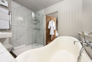Shower, hair dryer, towels - Tucked away in a magical corner of Cornwall, South Lodge sits peacefully on the enchanting Bonython (Helston)