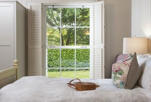 2 bedrooms, iron/ironing board, WiFi, bed sheets - Tucked away in a magical corner of Cornwall, South Lodge sits peacefully on the enchanting Bonython (Helston)