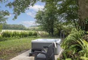 Outdoor spa tub - Tucked away in a magical corner of Cornwall, South Lodge sits peacefully on the enchanting Bonython (Helston)