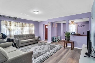 Charming 3-bedroom house with WiFi, AC in serene Linglestown