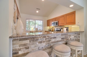 Kylskåp, mikrovågsugn, ugn och spishäll