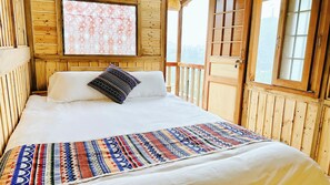 Quarto casal conforto de uso individual, vista para o pátio | Wi-Fi de cortesia