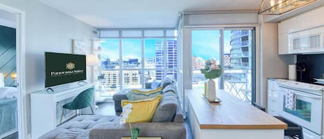 Suíte premium, 1 quarto, sacada, vista para a cidade | Sala de estar