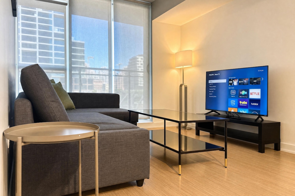 Deluxe Suite, 1 Bedroom, Non Smoking | Living area | 50-inch TV with digital channels
