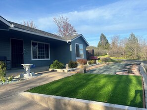 Exterior - 3-bedroom house in Quaint Phoenix,OR (Phoenix)